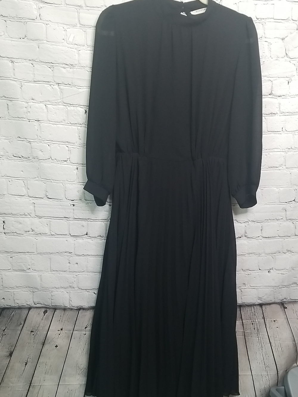 ELLISON Black Pleated Dress Size Medium Lined Keyhole Closure EUC